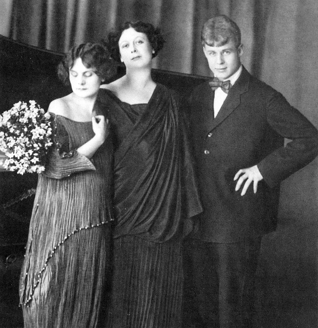Portrait or photograph of Sergei Yesenin: Sergei Yesenin, Isadora Duncan and her adopted daughter, Irma. Photo. 1922. Irma is wearing a Fortuny Delphos gown.