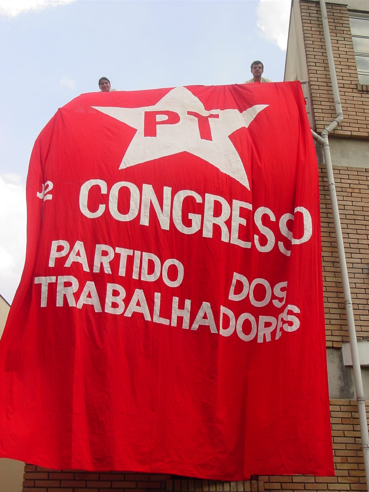 Image connected to Sergio Buarque de Holanda: Maior documento do arquivo histórico do PT: a imensa bandeira do 1º Congresso, de 1991. Rua Francisco Cruz, 234, V