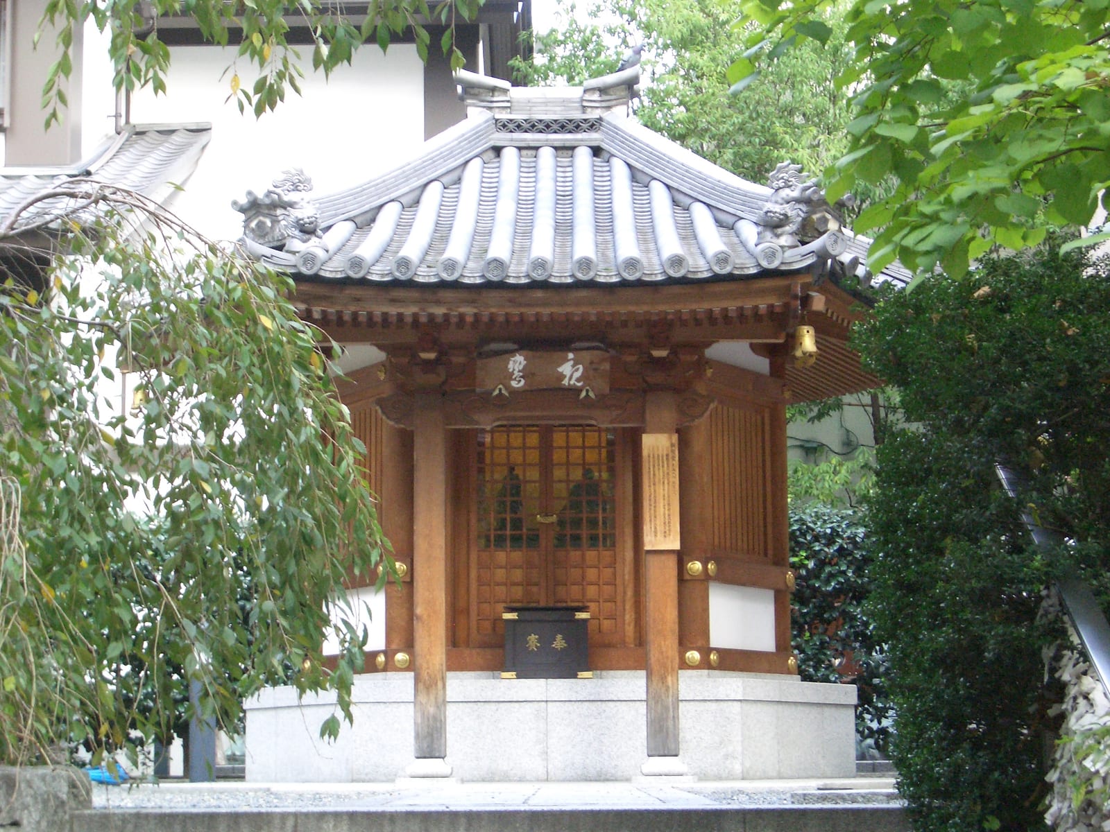 Portrait or photograph of Shinran: 京都市中京区にある紫雲山頂法寺の境内にある親鸞堂。
