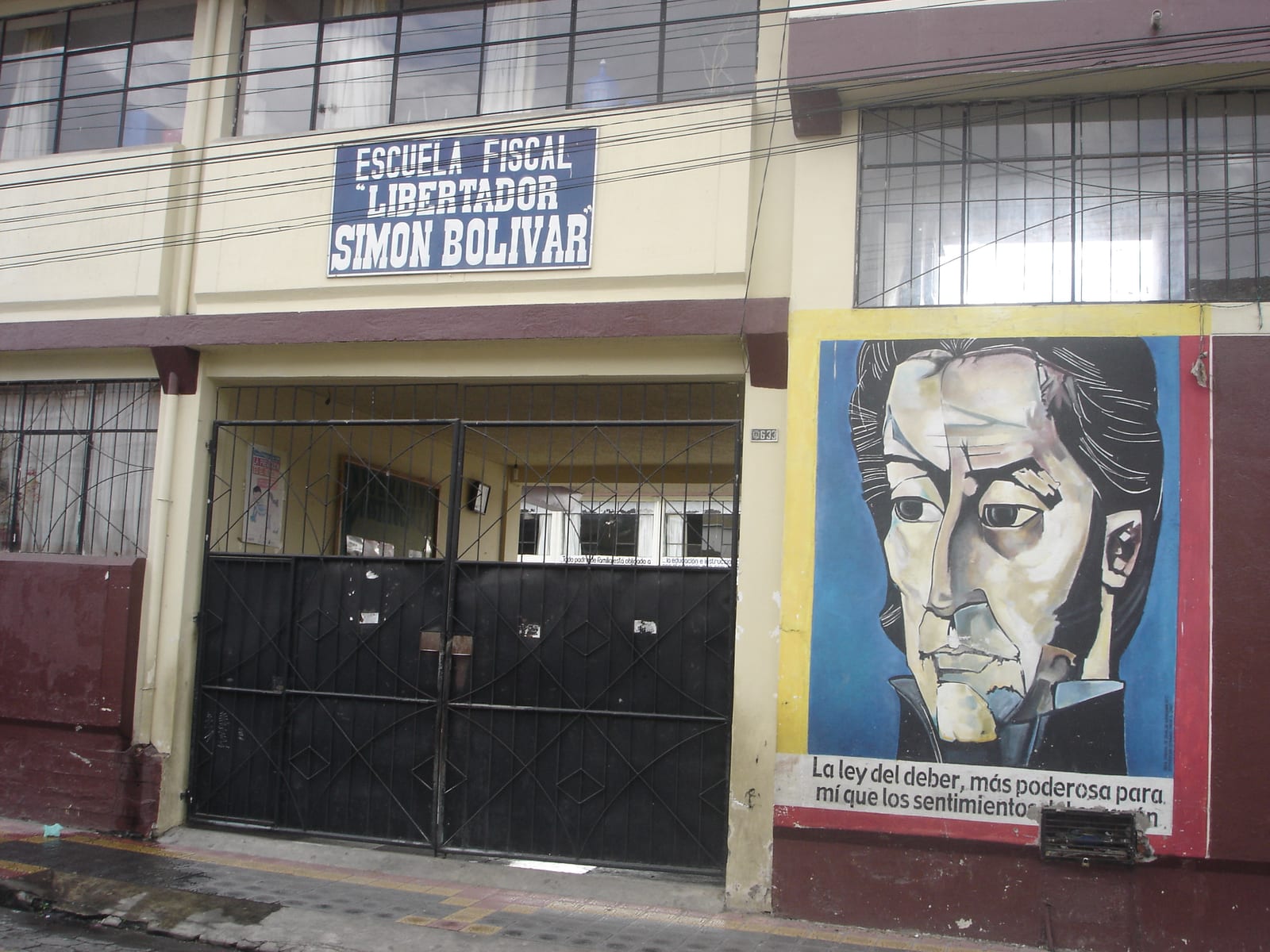 Portrait or photograph of Simon Bolivar: école à Otavalo avec portrait et citation de Simon Bolivar : "La loi du devoir est plus puissante pour moi que les sent