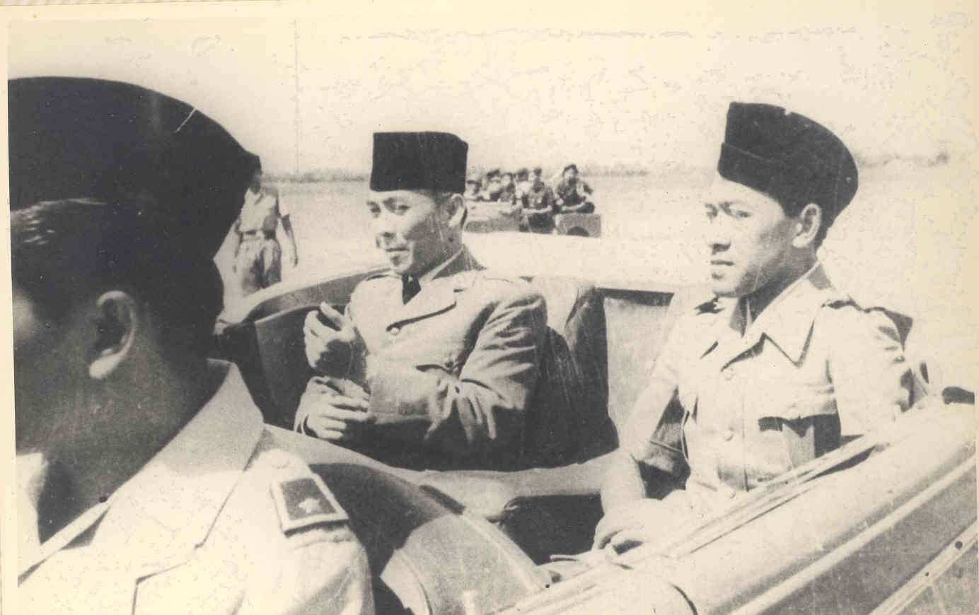Portrait or photograph of Sukarno: President Sukarno and Hamengkubuwono IX of Yogyakarta.