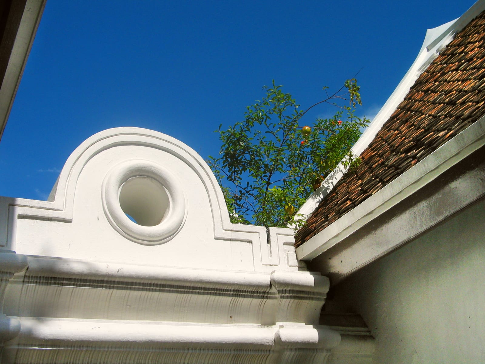 Image connected to Sunthorn Phu: This is a photo of a monument in Thailand identified by the ID