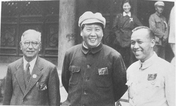 Portrait or photograph of Tan Kah Kee: 毛泽东与陈嘉庚(左)、庄明理(右)在中南海勤政殿前合影