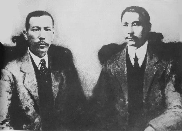 Portrait or photograph of Tan Kah Kee: 1911年12月16日,孫中山途經新加坡,與 陳嘉庚 (左)合影. 辛亥革命 武昌起義 後,1911年11月24日孫中山從法國馬賽啟程,郵輪經新加坡赴上海 南北議和 ,1911年12月16日在新加坡與陳嘉庚合照。12月25日抵上海。
