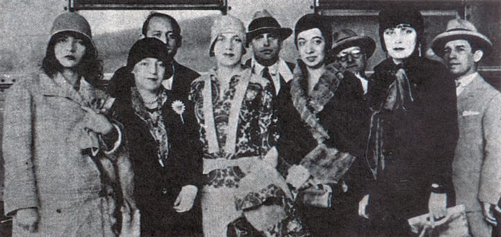 Portrait or photograph of Tarsila do Amaral: Fotografia realizada no contexto da Exposição de Tarsila do Amaral no Rio de Janeiro, em 1929. Da esquerda para a d