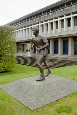 Portrait or photograph of Terry Fox: Statue of Terry Fox, Simon Fraser University, Burnaby Campus Taken by en:User:Gareth Owen , Vancouver trip, en:2003 . Cheer