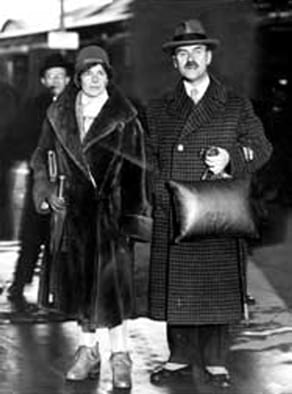 Portrait or photograph of Thomas Mann: Thomas Mann anländer tillsammans med hustrun Katia till Stockholms centralstation den 10 december 1929 för att ta emot No