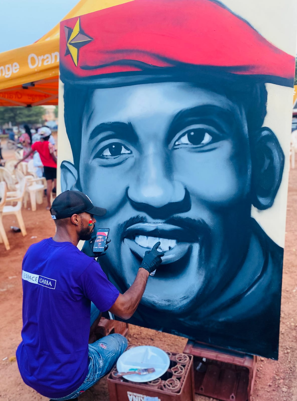 Portrait or photograph of Thomas Sankara: Invité à Ma Ville en Peinture, il a décidé de reproduire le portrait de Thomas Sankara qui fut son premier portrait lo