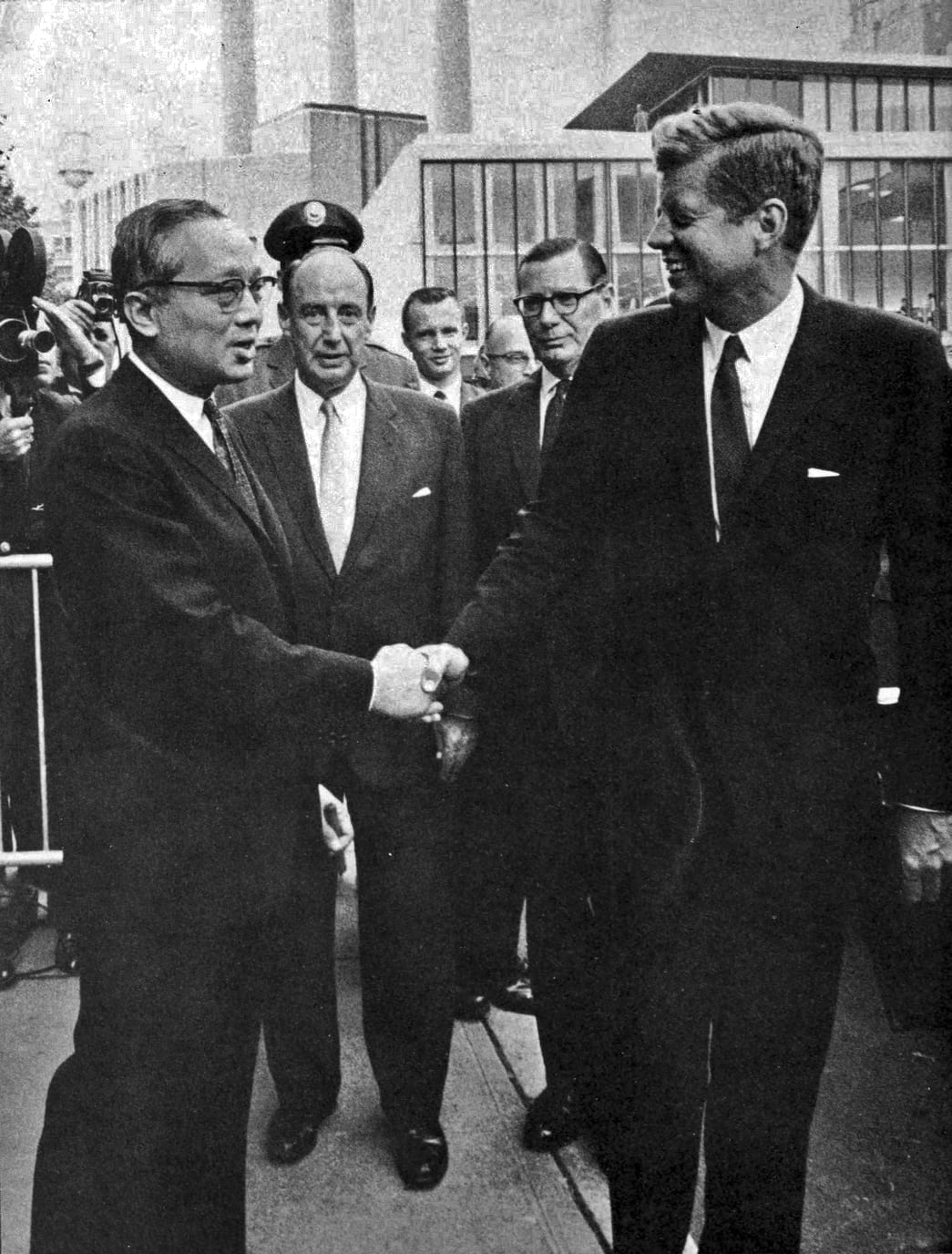 Portrait or photograph of U Thant: President Kennedy bidding farewell to U Thant after a visit to the UN Headquarters in 1961. Behind them is Ambassador Adlai E