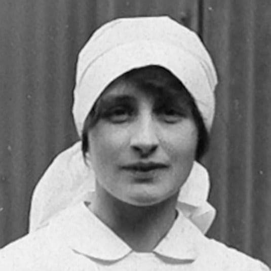 Portrait or photograph of Vera Brittain: Vera Mary Brittain, née le 29 décembre 1893 à Newcastle-under-Lyme et morte le 29 mars 1970 à Wimbledon, est une écriva
