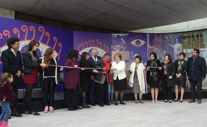 Portrait or photograph of Violeta Parra: Inauguración del Museo Violeta Parra : Ángel Parra , cantante e hijo de Violeta , corta la cinta que sostiene la entonc
