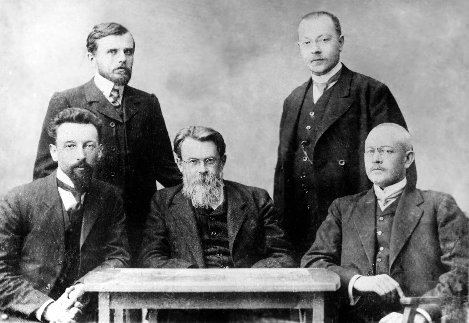 Image connected to Vladimir Vernadsky: В. И. Вернадский в Императорском Московском университете со своими учениками-ассистентами: сидят – В. В. Карандеев, В. И.