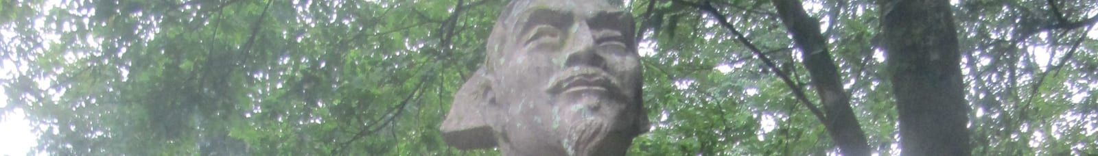 Portrait or photograph of Xu Xiake: Huangshan Xú Xiákè (徐霞客) statue in Huángshān (黄山), Anhui province, China.