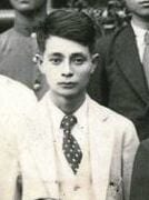 Portrait or photograph of Yang Kui: 第三回臺楊展臺中移動展會員歡迎座談會。前排左起陳德旺、楊三郎、李梅樹、陳澄波、李石樵、洪瑞麟等,前排右一張星建、右二林文騰,二排左二楊逵、二排左三田中保男(田中保雄)、後排左三巫永福,後排立者右起吳天賞、莊遂性、(隔一人)葉陶、張深切、巫永福、莊