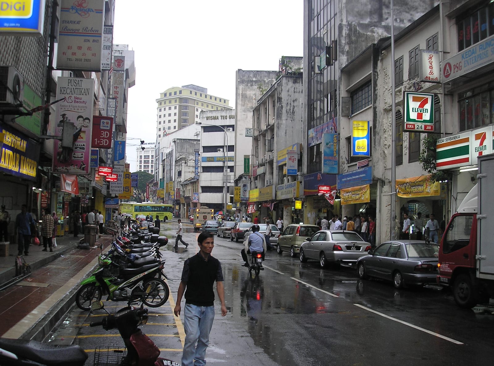Portrait or photograph of Yap Ah Loy: Jalan Tun Tan Siew Tin (previously Jalan Silang and Cross Street), as seen towards the southeast between the intersections