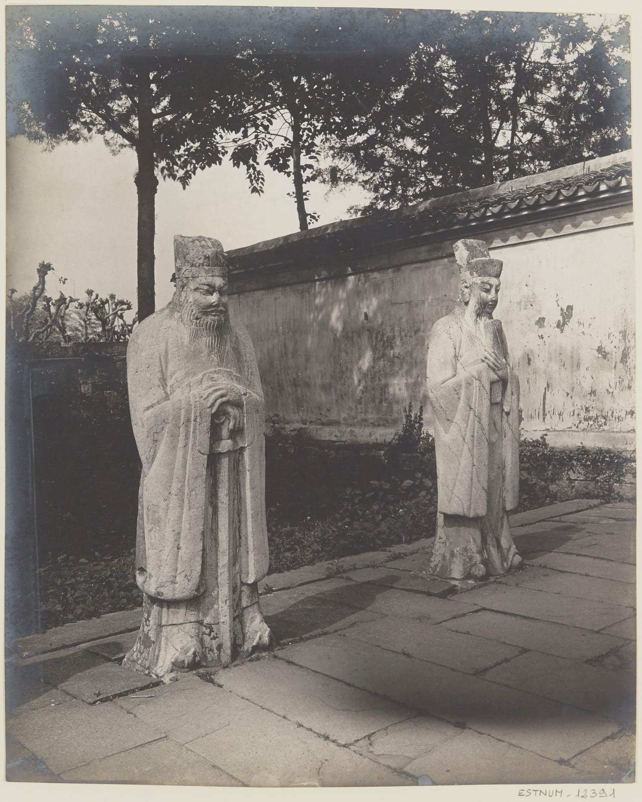 Portrait or photograph of Yue Fei: Sujet : Yue Fei (1103-1141) -- Tombes -- Hangzhou (Chine) Xuan zang (0602-0664) -- Portraits Guanyin (divinité bouddhique) --