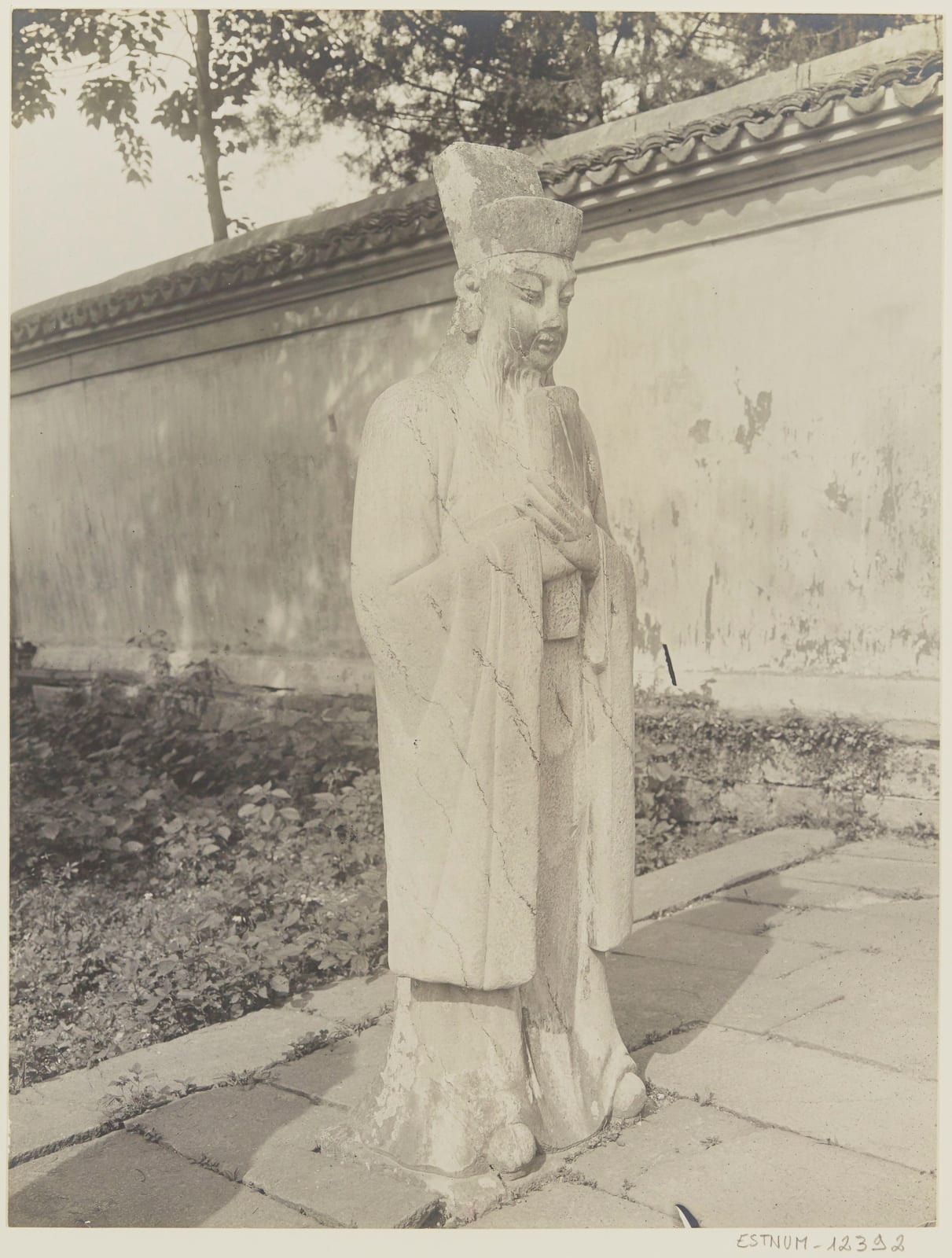 Portrait or photograph of Yue Fei: Sujet : Yue Fei (1103-1141) -- Tombes -- Hangzhou (Chine) Xuan zang (0602-0664) -- Portraits Guanyin (divinité bouddhique) --