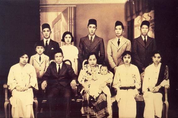 Portrait or photograph of Yusof Ishak: Yusof Ishak, first President of Singapore (last row, third from left) and his family in 1933.