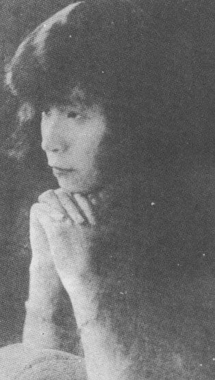 Portrait or photograph of Zhang Ailing: Eileen Chang's mother, ca. 1926. This is my mom in London in 1926. -- "Dui Zhao Ji", p 024