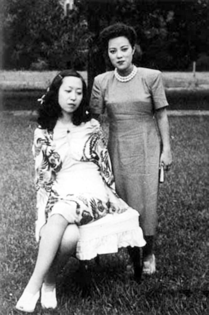 Portrait or photograph of Zhang Ailing: писательница Чжан Айлин и актриса Ли Сянлань