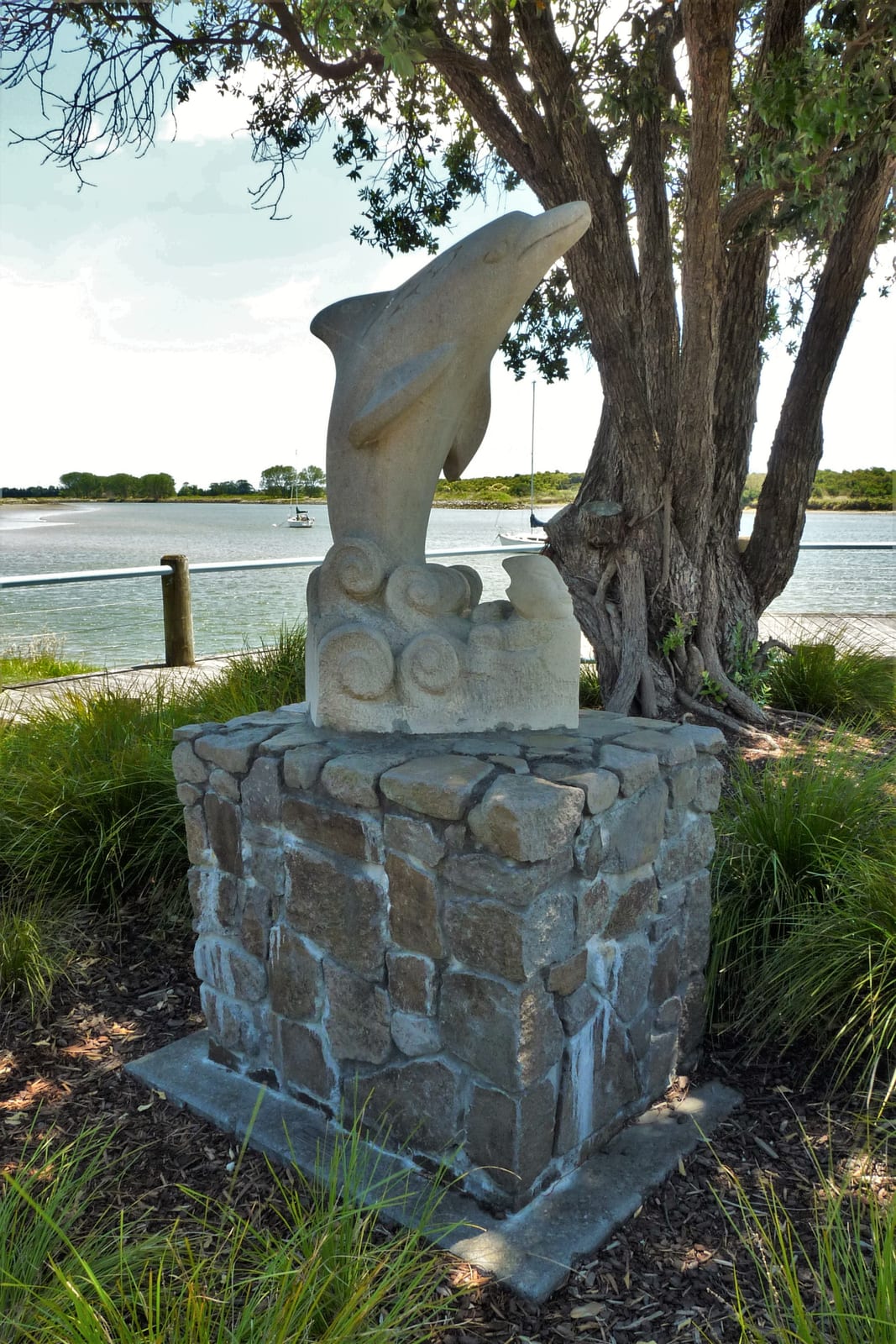 Photograph or image of Moko: A photo of the sculpture "Moko Dolphin" (unknown date). It was sculpted by Jeffrey Bowlin and is on permanent display near the i-SI