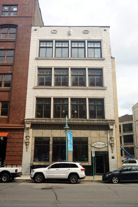 Photograph or image of Simon: The Simon Jung Wholesale Liquors building (currently The Cat Doctor) in Milwaukee , Wisconsin ( United States ).